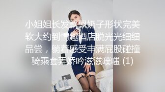 不正经的轻熟女露脸一个人在酒店发骚，自己抠的骚逼淫水泛滥自己舔手指，按摩棒摩擦骑在椅子上蹭逼浪叫呻吟